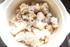 姜醋猪脚,<a style='color:red;display:inline-block;' href='/shicai/ 418'>猪脚</a>斩小块，飞去血水后过凉水洗净沥干