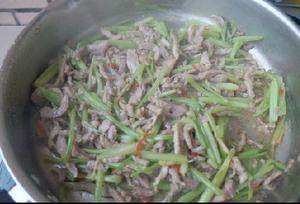 芹菜肉丝,加入炒好的瘦肉，推匀，调盐即可出锅啦