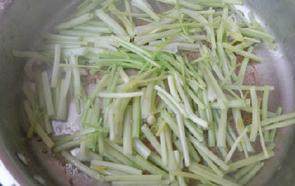 芹菜肉丝,另起锅下油倒入切好的<a style='color:red;display:inline-block;' href='/shicai/ 125'>芹菜</a>段，翻炒至亮色