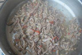 芹菜肉丝,油锅倒入瘦肉，炒至变色后捞出