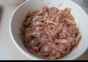 芹菜肉丝,<a style='color:red;display:inline-block;' href='/shicai/ 429'>瘦肉</a>切条，加入<a style='color:red;display:inline-block;' href='/shicai/ 788'>生抽</a>、<a style='color:red;display:inline-block;' href='/shicai/ 718'>料酒</a>、生粉、食用油、<a style='color:red;display:inline-block;' href='/shicai/ 756'>鸡精</a>、姜丝、<a style='color:red;display:inline-block;' href='/shicai/ 86663'>红辣椒</a>圈，拌匀腌制几分钟