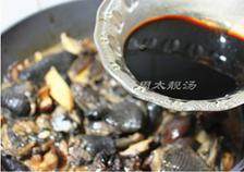 黑鼎鸡,倒入一杯<a style='color:red;display:inline-block;' href='/shicai/ 4367'>米酒</a>、一杯<a style='color:red;display:inline-block;' href='/shicai/ 692'>酱油</a>，少许<a style='color:red;display:inline-block;' href='/shicai/ 866'>冰糖</a>一起煮开后，用小火炖
