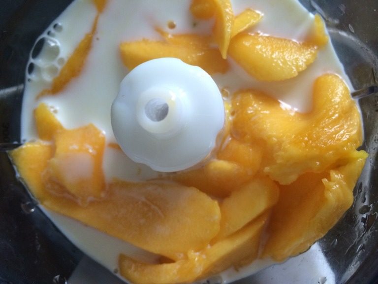 芒果牛奶汁,<a style='color:red;display:inline-block;' href='/shicai/ 598'>芒果</a>去皮切丁加<a style='color:red;display:inline-block;' href='/shicai/ 219'>牛奶</a>入搅拌机