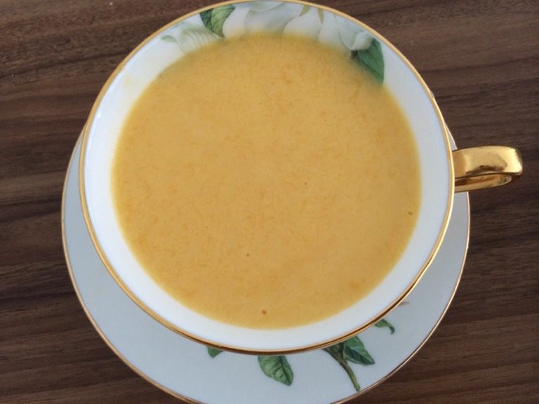 芒果牛奶汁,牛奶最好是冰镇过的或者冻成冰块这样就是沙冰了