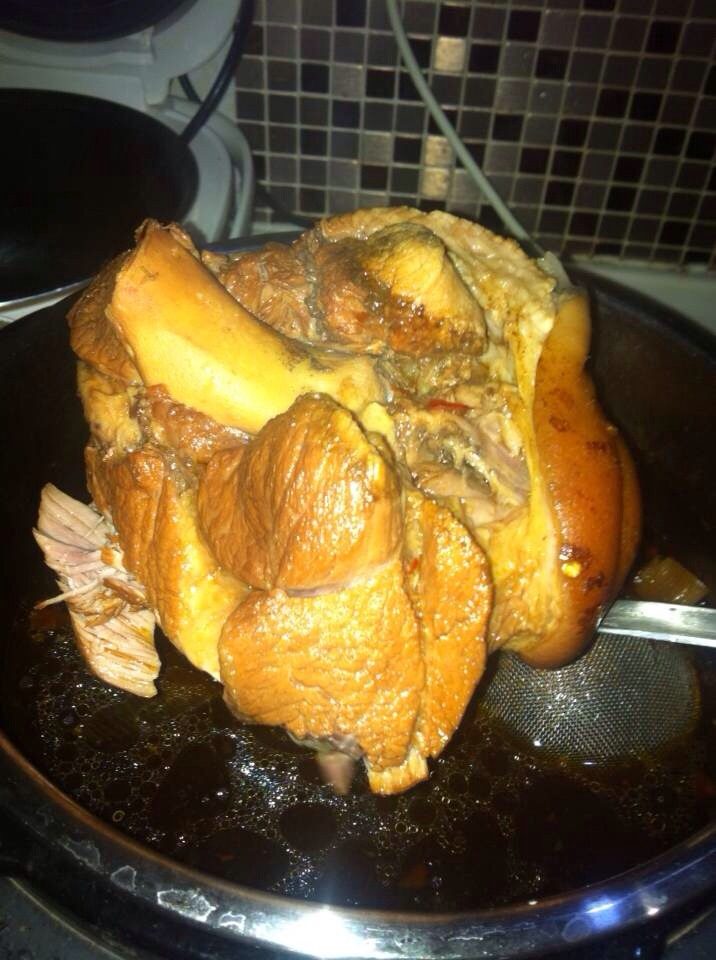 酱肘子,放入高压锅,加入老抽适量,黃酒,糖,盐,香叶,桂皮,肉寇,小茴香,干辣椒,花椒大料,白芷,甜面酱,少许辣酱。高压40分钟