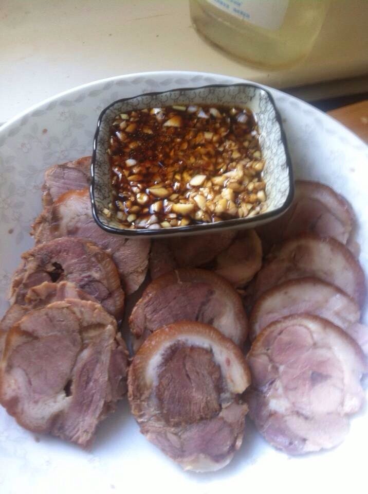 酱肘子,也可以调汁䤁吃:生抽盐醋香油蒜沫。