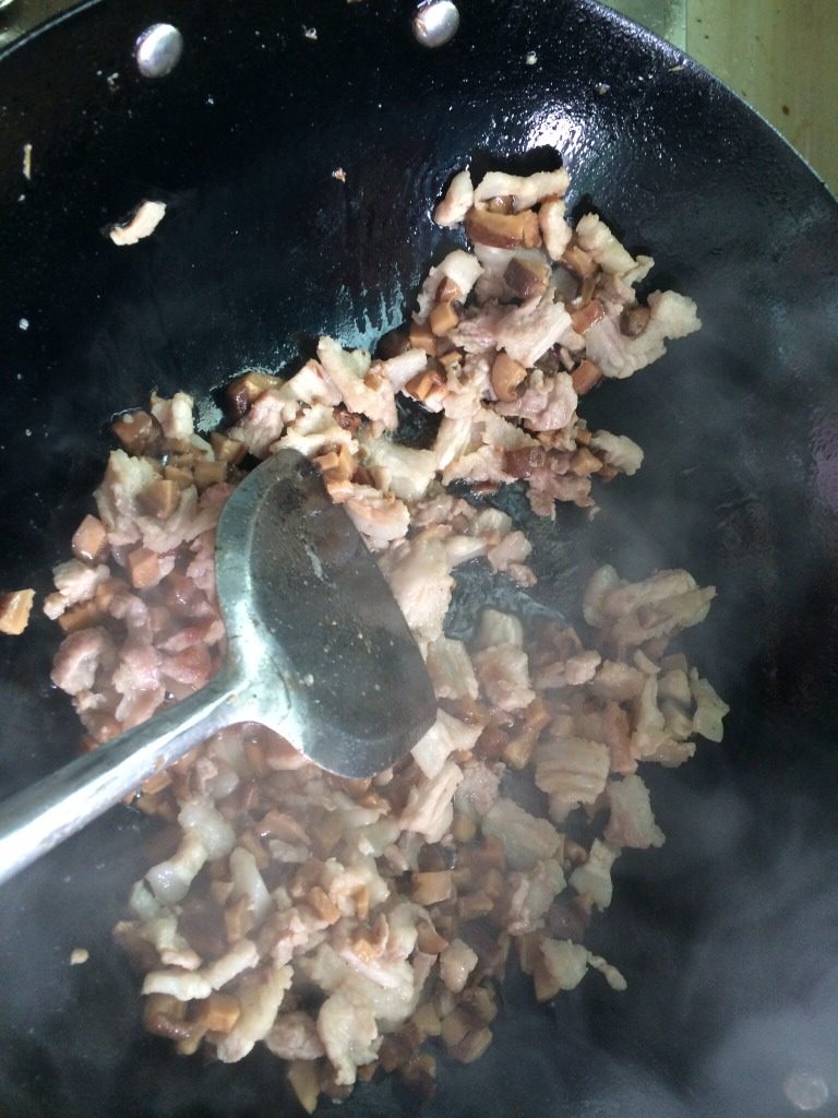 鱼虾焗饭,先将鱼片用热油炸到微黄，再炒五花肉，然后将冬菇粒，虾仁，一同爆炒，放适量盐，微量生抽，<a style='color:red;display:inline-block;' href='/shicai/ 756'>鸡精</a>，<a style='color:red;display:inline-block;' href='/shicai/ 10588'>糖</a>，然后把煮好的米饭和炒料炒韵称，再放入电饭锅按煮饭键煮一遍。