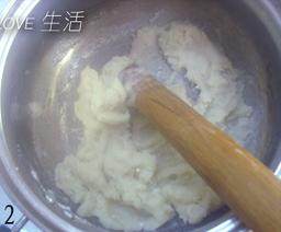 数字泡芙,转小火加入过筛的面粉,不停的搅,直到变成面团