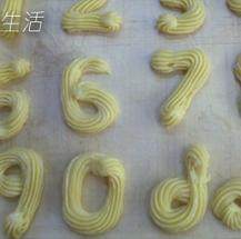 数字泡芙,将面糊装入裱花袋,挤出数字,在数字表面喷上一层水