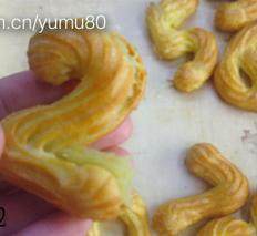 数字泡芙,两片泡芙夹住馅,再合好即可开吃