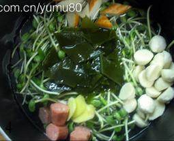 海带芽菜汤,取汤锅加清水,放入葱花以外的所有食材,大火煮开