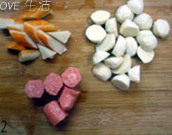 海带芽菜汤,鱼丸对切,蟹棒斜切,香肠切段,两端不切断,切多个十字刀