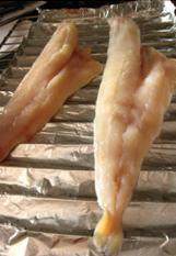 烤鱼,鳕鱼洗净，用纸巾沾干水，烤架上铺铝箔，用10mL<a style='color:red;display:inline-block;' href='/shicai/ 857'>植物油</a>擦匀铝箔，把鱼皮向下放到铝箔上