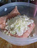 照烧鸡肉饼 ,<a style='color:red;display:inline-block;' href='/shicai/ 29'>洋葱</a>切末，放入<a style='color:red;display:inline-block;' href='/shicai/ 40982'>鸡肉馅</a>中，加入日式照烧酱调味