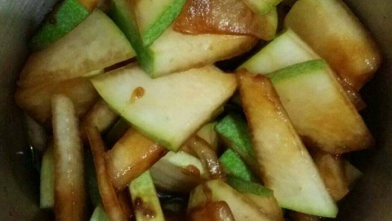 红糖冬瓜茶,加入<a style='color:red;display:inline-block;' href='/shicai/ 882'>红糖</a>拌匀，然后静置30分钟左右，冬瓜会自然出水。（不喜欢<a style='color:red;display:inline-block;' href='/shicai/ 882'>红糖</a>的可以加一点<a style='color:red;display:inline-block;' href='/shicai/ 882'>红糖</a>一点冰糖）