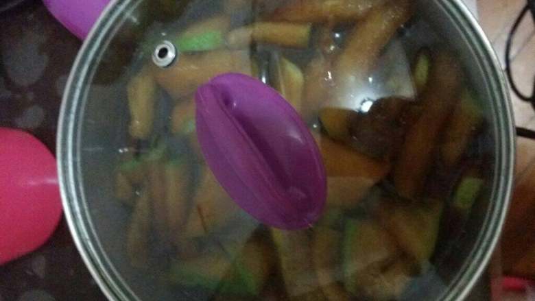 红糖冬瓜茶,加入桂圆干和<a style='color:red;display:inline-block;' href='/shicai/ 2470'>红枣</a>，无需加水，大火煮沸后转小火煮2小时