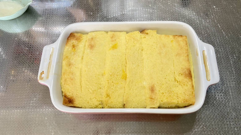 法式牛奶烤吐司,时间到,取出,吐司已经烤的表层酥,但内里其实吸满牛奶鸡蛋汁,又软又香