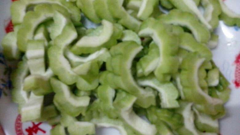 苦瓜炒蛋,<a style='color:red;display:inline-block;' href='/shicai/ 55'>苦瓜</a>切成这样