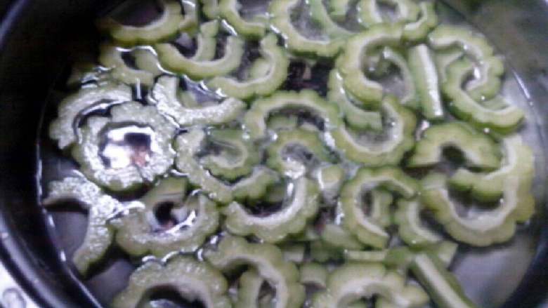 苦瓜炒蛋,用开水烫一下，这样苦瓜不会太苦。