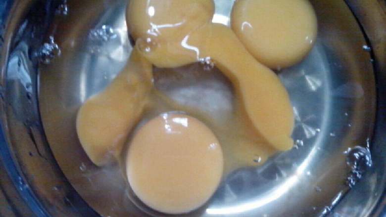 苦瓜炒蛋,<a style='color:red;display:inline-block;' href='/shicai/ 9'>鸡蛋</a>打散加点盐搅拌均匀