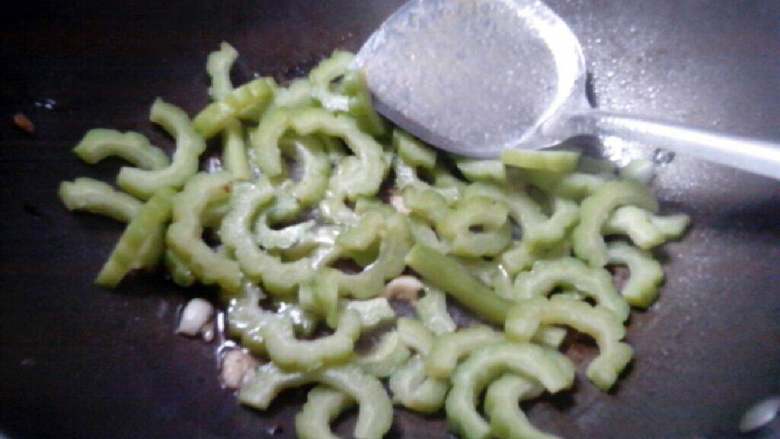 苦瓜炒蛋,拍碎大蒜，放适量油倒入苦瓜炒炒再加入鸡蛋，放点<a style='color:red;display:inline-block;' href='/shicai/ 692'>酱油</a>即可。