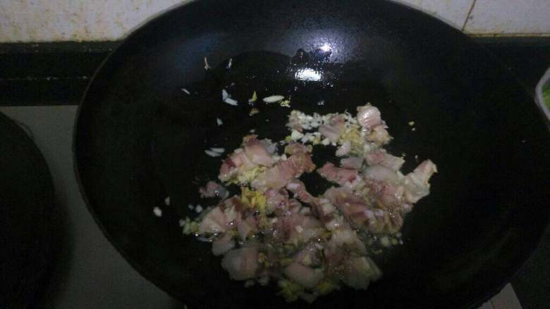 爆炒橄榄豆,热油爆炒肉片加入蒜末和姜末