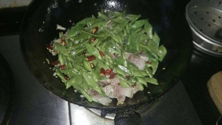 爆炒橄榄豆,倒入橄榄豆再加干红辣椒