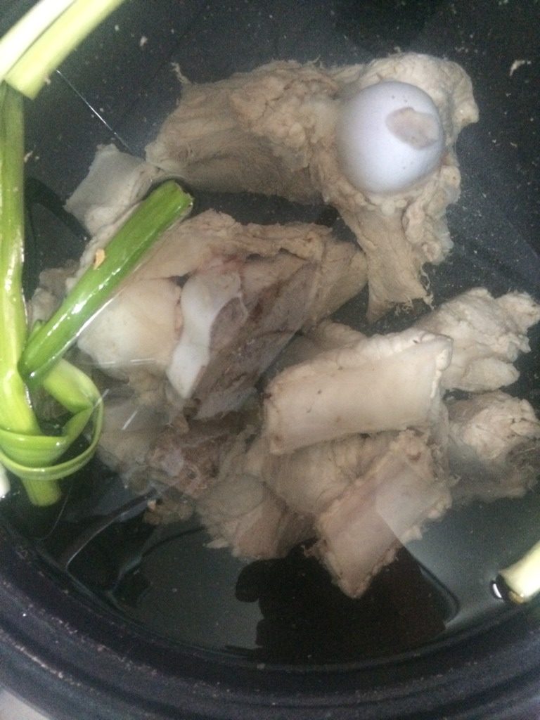 棒骨排骨海带汤,这时候电饭锅里的水也烧热了,把洗干净的排骨和棒骨放进电饭锅炖就可以了