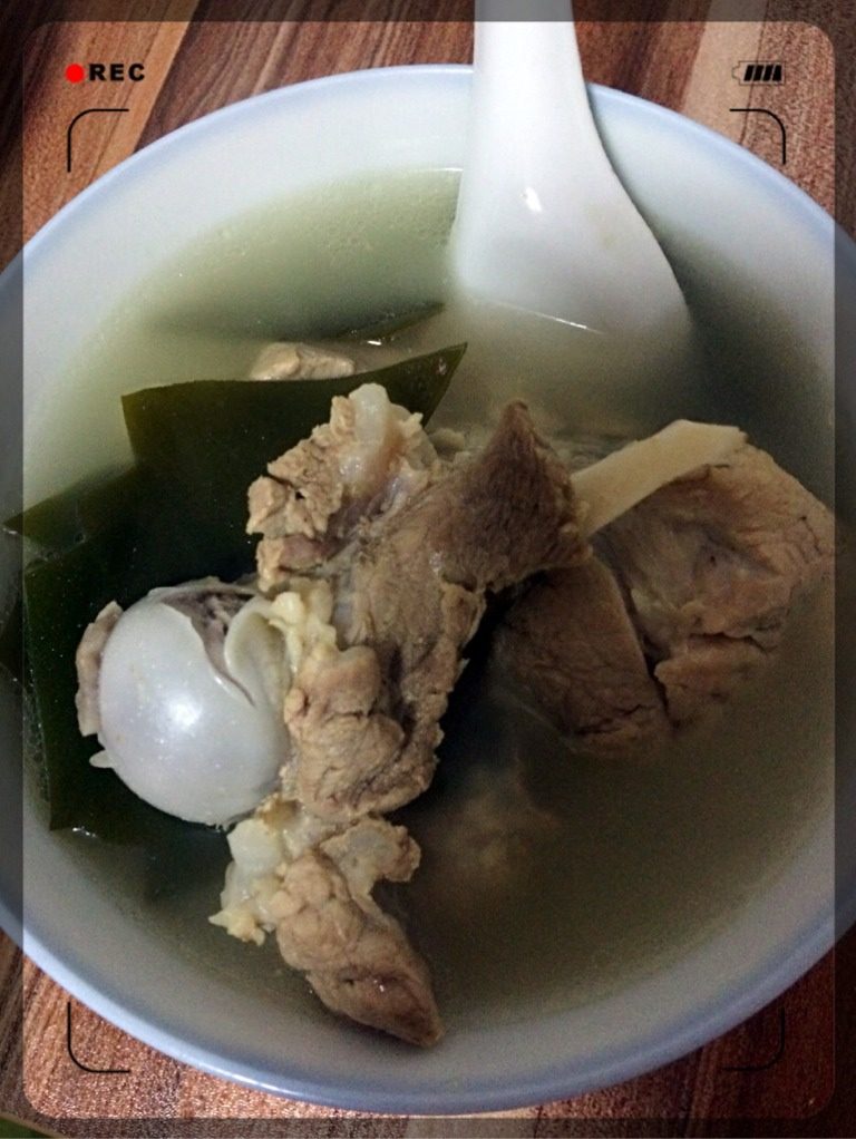 棒骨排骨海带汤,待排骨和棒骨炖一个半小时后,放入海带和盐再炖半个小时即可