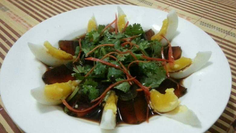凉拌双蛋,<a style='color:red;display:inline-block;' href='/shicai/ 131'>香菜</a>切碎小辣椒切成细丝一起放入皮蛋上面，再浇上适量<a style='color:red;display:inline-block;' href='/shicai/ 788'>生抽</a><a style='color:red;display:inline-block;' href='/shicai/ 847'>香油</a><a style='color:red;display:inline-block;' href='/shicai/ 715'>白醋</a>，吃时拌匀即可