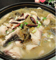 酸菜鱼,锅中加入<a style='color:red;display:inline-block;' href='/shicai/ 86474'>干辣椒</a>,用小火炒到微糊,加入油小火炸香,淋在做好的鱼上面即可
