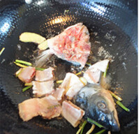 酸菜鱼,油锅爆香姜蒜,把鱼放入大炒到鱼肉发白