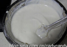 轻乳酪蛋糕,把3/1的蛋白加入冷藏过的奶酪糊里,从下而上拌匀后加入剩下的蛋白拌匀