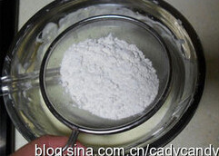 轻乳酪蛋糕,加入过滤的面粉拌均即成奶酪糊,放进冰箱冷藏