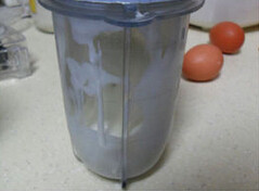 轻乳酪蛋糕,将奶酪,奶油,酸奶直接加入搅拌机不需软化打成乳