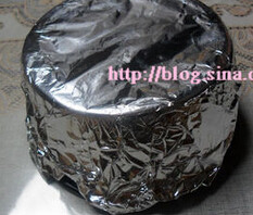 轻乳酪蛋糕,把奶酪糊倒入模具,将模具放入加水的烤盘里