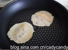 蔓越莓苹果小煎饼,在平底锅抹上一点黄油，舀一勺面糊，加上<a style='color:red;display:inline-block;' href='/shicai/ 591'>苹果</a>片，两面金黄就好，撒点糖粉即可