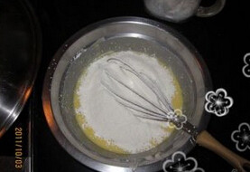 柠檬乳酪蛋糕,乳酪牛奶液中加入5个蛋黄、3分之一的柠檬挤出柠檬汁、30克油,搅匀
