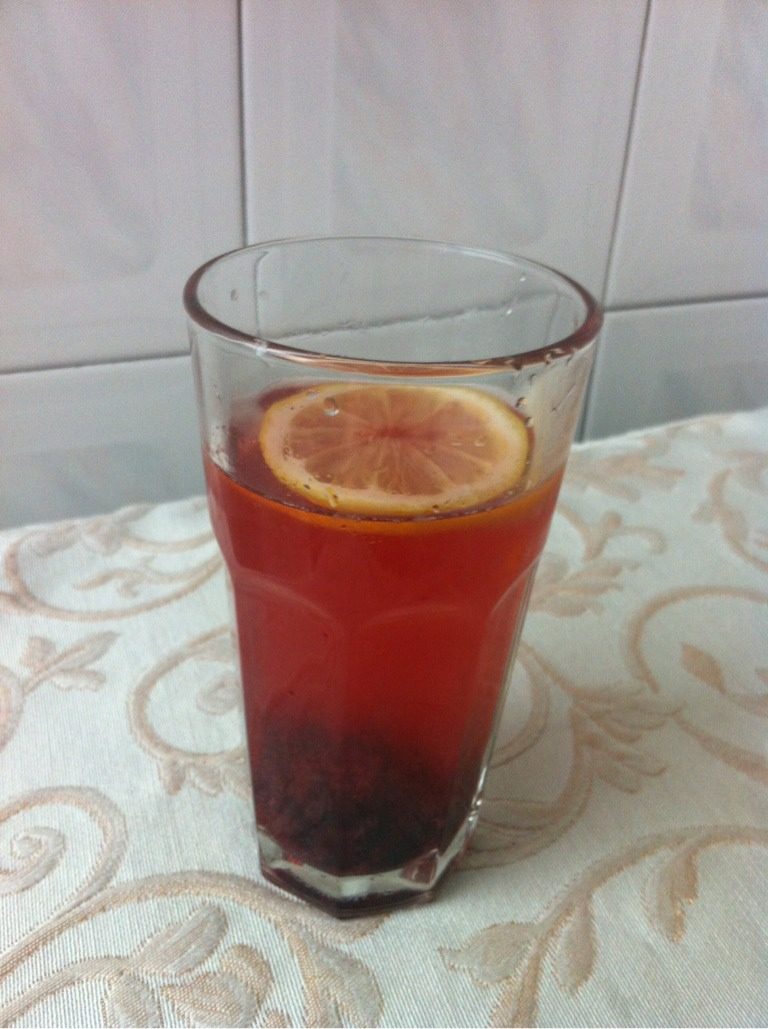 樱桃柠檬蜜水,加入<a style='color:red;display:inline-block;' href='/shicai/ 12035'>冰块</a>、一片新鲜的<a style='color:red;display:inline-block;' href='/shicai/ 595'>柠檬</a>片。
