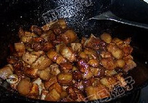 五花肉烧春笋,加入酱油 料酒 糖继续煸炒上色