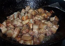 五花肉烧春笋,油锅放入肉块,八角,辣椒小火煸炒至微黄