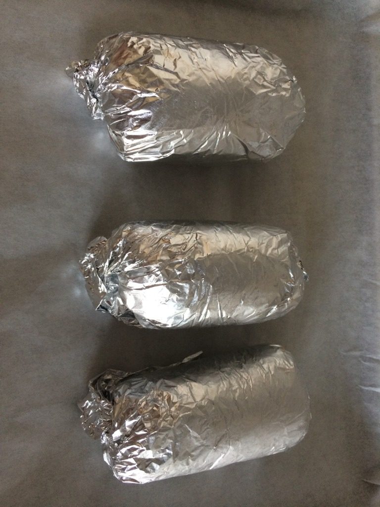 马苏里拉鸡腿,入烤箱上下烤200度40分钟即可