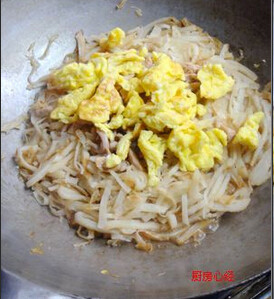 家常炒饼,三分钟后，掀盖；放入炒散的鸡蛋，蒜粒，炒匀即可。关火放<a style='color:red;display:inline-block;' href='/shicai/ 717'>味精</a>即可