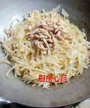 家常炒饼,再将饼丝放在上面，<a style='color:red;display:inline-block;' href='/shicai/ 4613'>肉丝</a>也放在饼丝上。盖上锅盖，小火焖三分钟