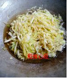 家常炒饼,油锅爆香葱丝，姜丝，加入<a style='color:red;display:inline-block;' href='/shicai/ 111'>圆白菜</a>；盐；生抽；炒匀，小火后，放入清水