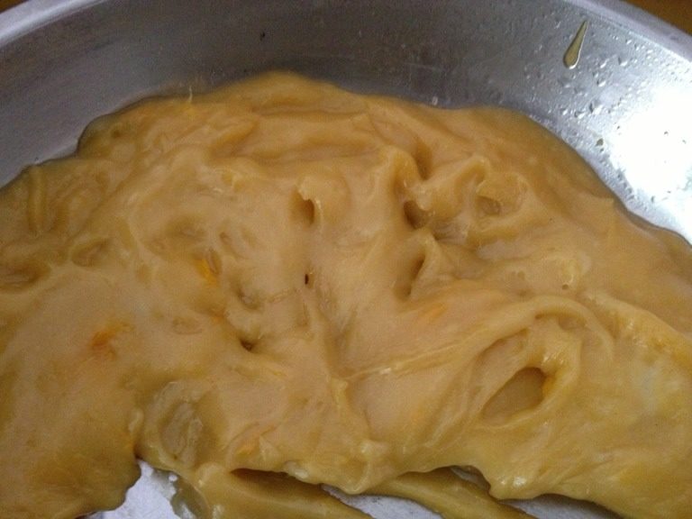 芒果糯米糍,把适量<a style='color:red;display:inline-block;' href='/shicai/ 520'>糯米粉</a>和切芒果切出来的芒果汁还有<a style='color:red;display:inline-block;' href='/shicai/ 635'>椰浆</a>搅拌至材料全部混合一起然后倒在一个盆里，大火蒸至糯米团熟透即可！