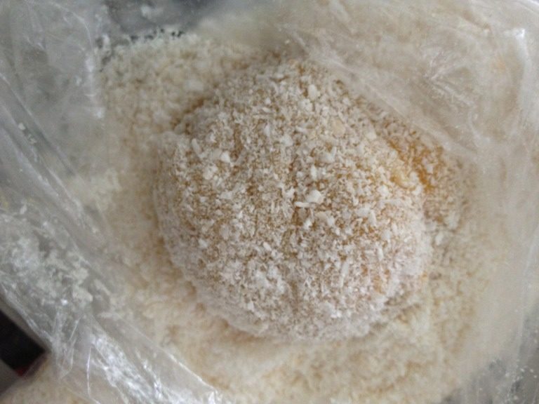 芒果糯米糍,把揉好的包子芒果的糯米团放在<a style='color:red;display:inline-block;' href='/shicai/ 630'>椰蓉</a>上面滚一滚，粘满<a style='color:red;display:inline-block;' href='/shicai/ 630'>椰蓉</a>即可！