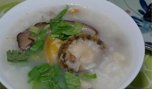 鲍鱼粥,舀起装碗,洒点芹菜,即可食用