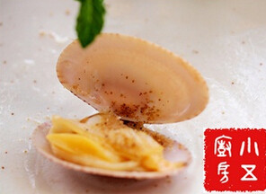 烤花蛤,吃的时候可以加点<a style='color:red;display:inline-block;' href='/shicai/ 704'>椒盐</a>粉即可