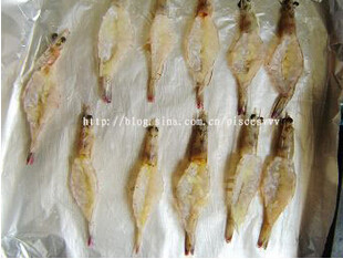 黑胡椒蒜蓉烤虾,用厨房纸将虾表面的水份吸干，撒胡椒碎、<a style='color:red;display:inline-block;' href='/shicai/ 6559'>蒜蓉</a>和盐、腌制片刻；
